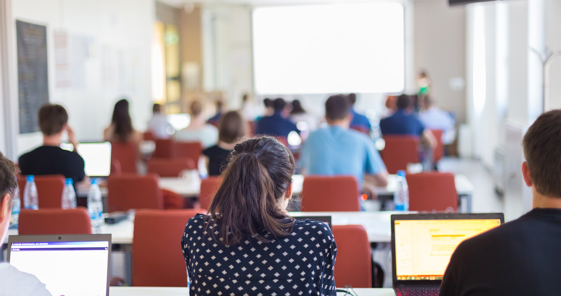 El mejor diseño web para Listado online de todos los cursos disponibles, área de estudiantes privada donde poder realizar consultas, descargar material, hacer exámenes, consultar sus evaluaciones, compartir conocimientos en un foro, etc.
Un listado de cursos disponibles.
Un blog actualizado con las salidas laborales más requeridas en ese momento.
Formularios online de inscripción, de matriculación.
Área de descarga de material o formularios.