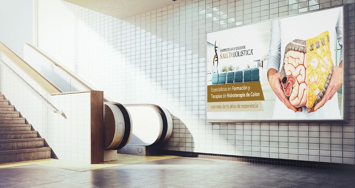 Cartel promocional en pantalla de 40” en andenes del Metro d